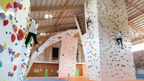 東京都のクライミング施設「三宅村レクリエーションセンター」